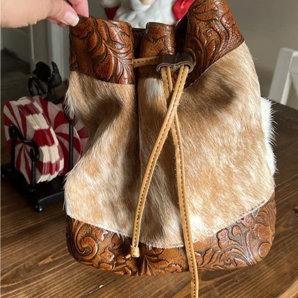 Custom cowhide drawstring cross body bag. - Picture 5 of 5